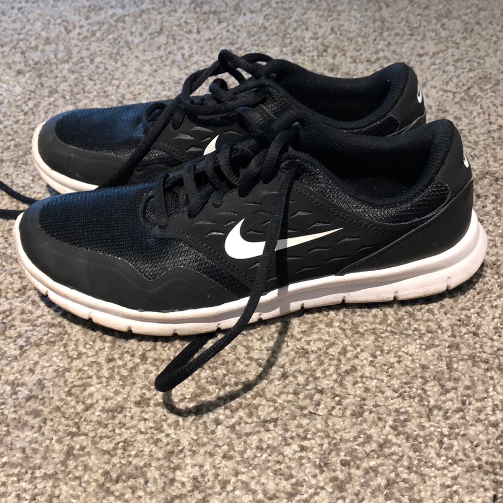 Black nike tennis shoes